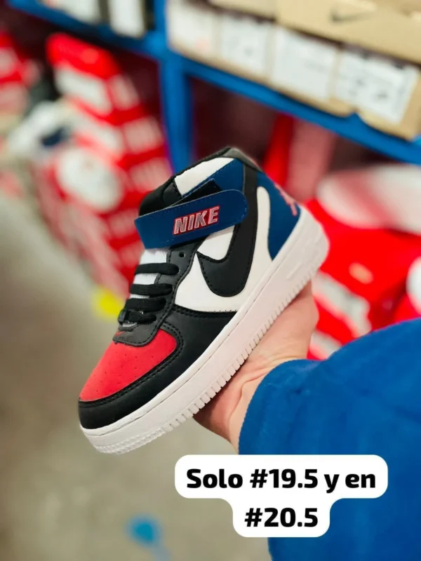 Tenis AF1 botin latigo blancos con negro y azul con detalle en rojo