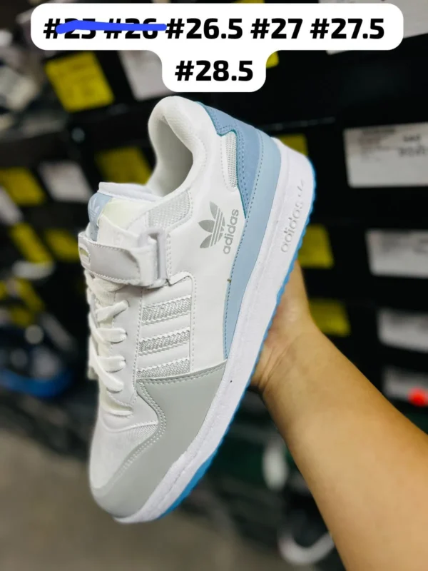 Tenis Adidas Forum blancos con gris y detalles en azul cielo calidad premium