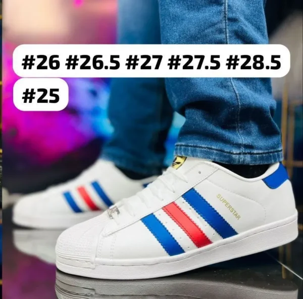 Tenis Adidas Superstar blancos con azul y detalle en rojo