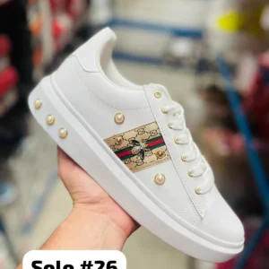 Tenis Gucci blancos con dorado y banderin
