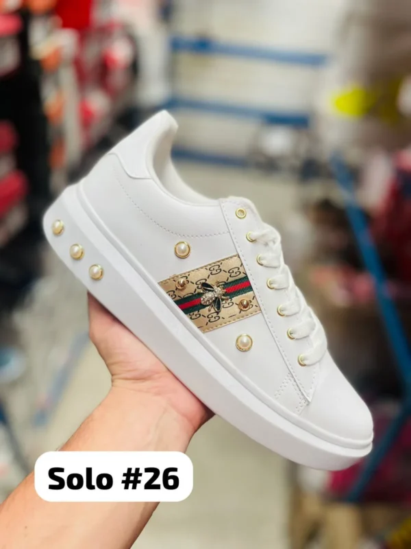 Tenis Gucci blancos con dorado y banderin