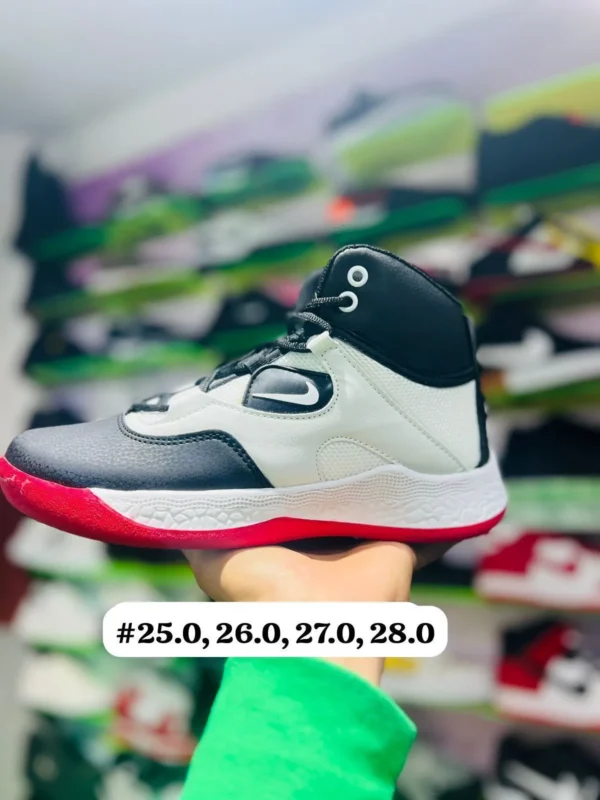 Tenis Jordan Deep blancos con azul y detalles en rojo