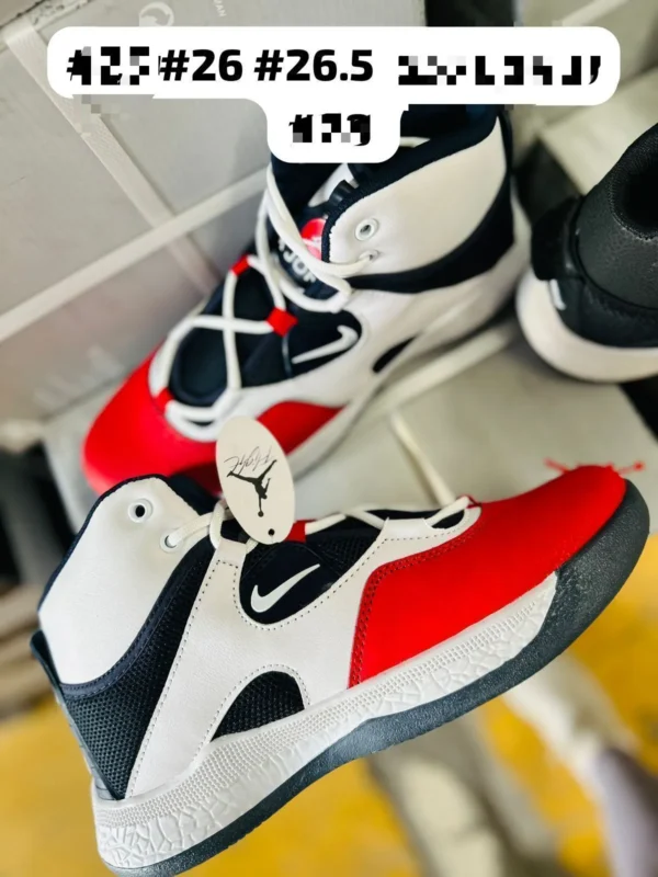 Tenis Jordan Deep blancos con negro y detalles en rojo