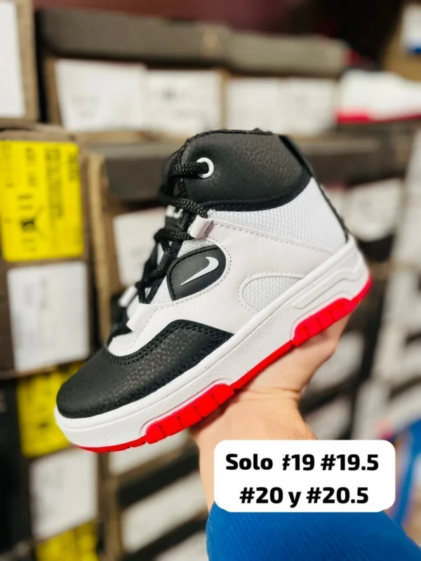 Tenis Jordan Deep blancos con negro y rojo