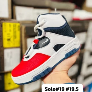 Tenis Jordan Deep blancos con rojo y negro