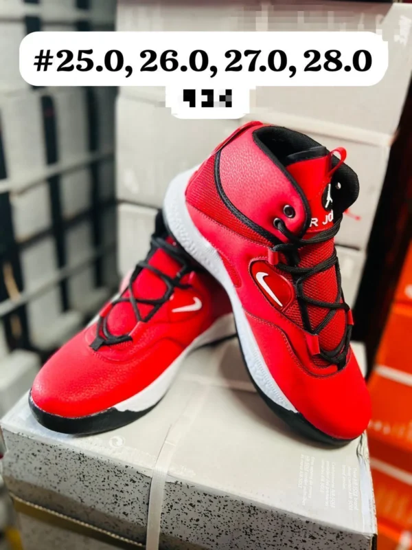 Tenis Jordan Deep rojos con detalles en negro