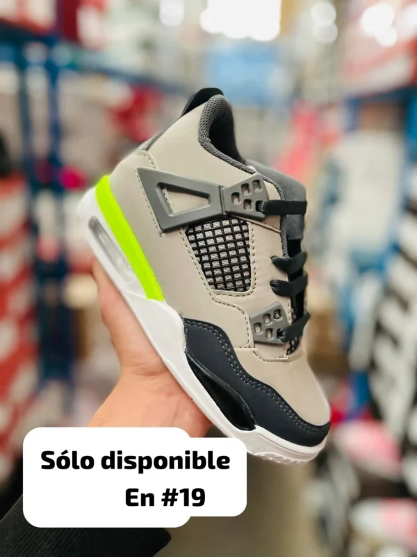 Tenis Jordan Retro 4 beige con gris y negro