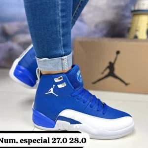 Tenis Jordan retro 2c azules con blanco