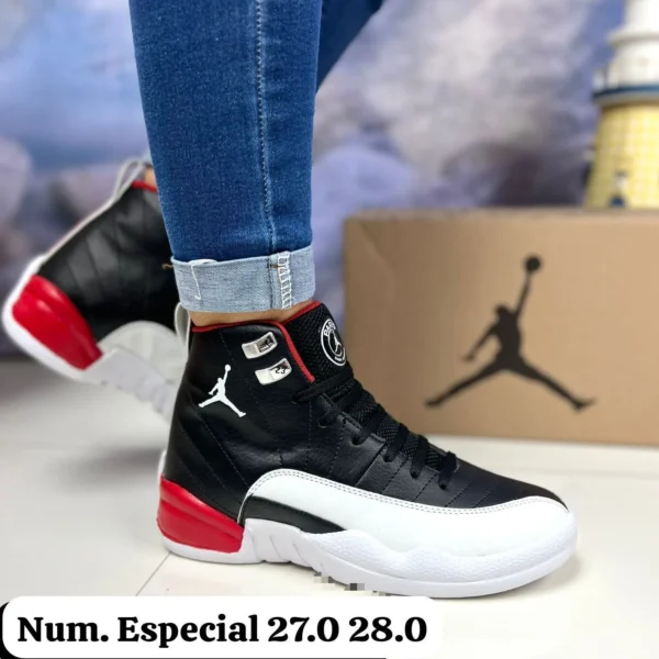 Tenis Jordan retro 2c negros con blanco y rojo