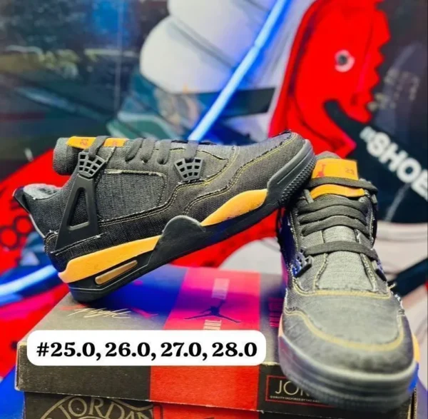 Tenis Jordan retro 4 gris con amarillo