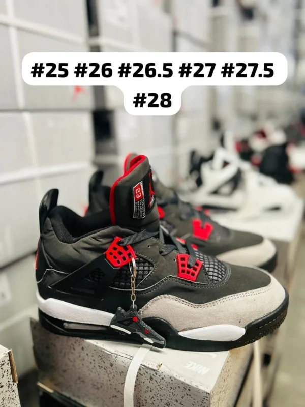 Tenis Jordan retro 4 negros con detalles en rojo calidad espejo