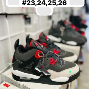 Tenis Jordan retro 4 negros con gris con detalles en rojo