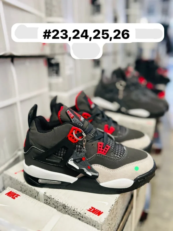 Tenis Jordan retro 4 negros con gris con detalles en rojo