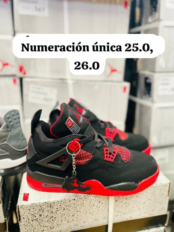 Tenis Jordan retro 4 negros con rojo calidad espejo
