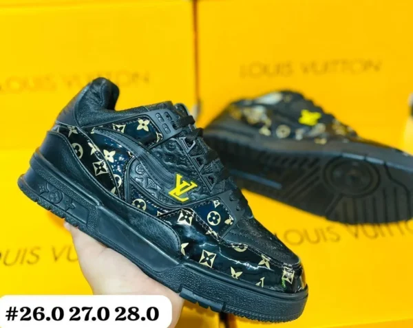 Tenis Louis Vuitton version 1 negros con detalles en dorado calidad espejo