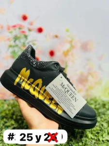 Tenis Mcqueen negros con letras doradas