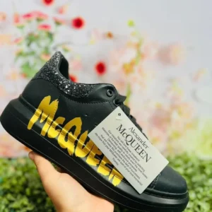 Tenis Mcqueen negros con letras doradas