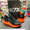 Tenis Nike 720 negros con naranja