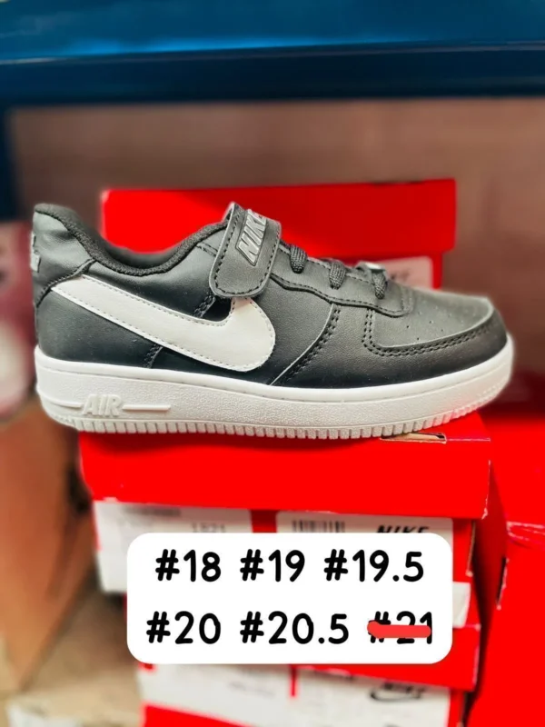 Tenis Nike AF1 Latigo negros con blanco