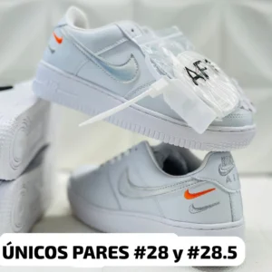 Tenis Nike AF1 micropiel blancos con gris y naranja calidad espejo