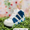 Tenis Nike Air Uptempo blancos con azul marino