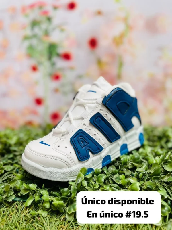 Tenis Nike Air Uptempo blancos con azul marino