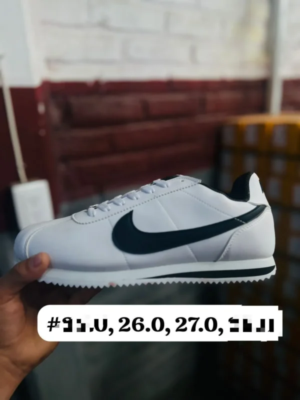 Tenis Nike Cortez blancos con negro