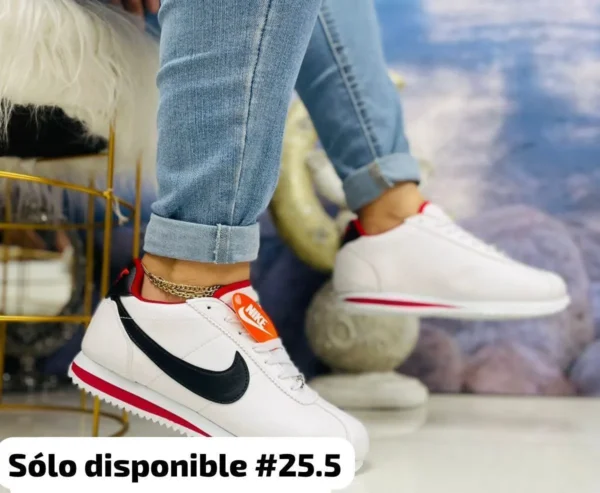 Tenis Nike Cortez blancos con negro y rojo