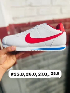 Tenis Nike Cortez blancos con rojo