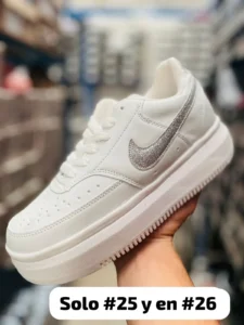 Tenis Nike Curt blancos con gris