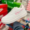 Tenis Nike Curt blancos y detalles con flores