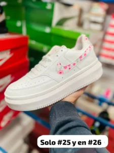 Tenis Nike Curt blancos y detalles con flores