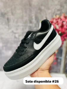 Tenis Nike Curt negros con blanco