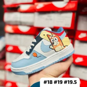 Tenis Nike Dunk Bluey blancos con azul