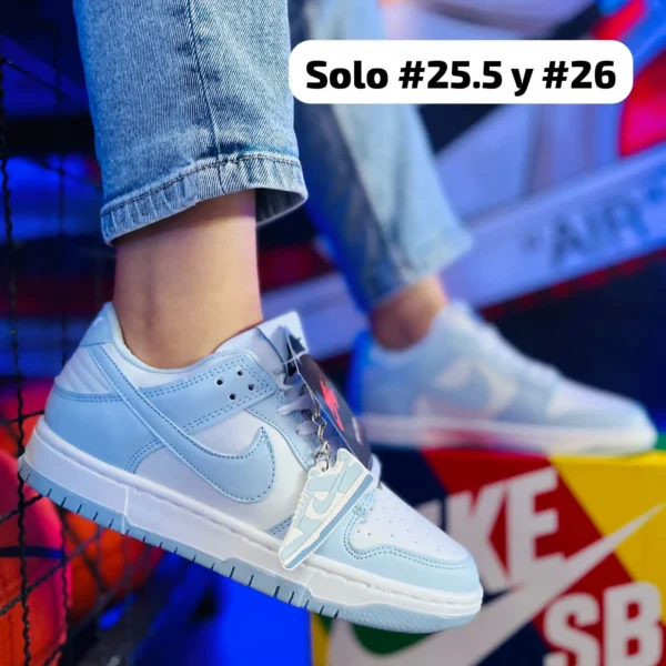 Tenis Nike Dunk Classic blancos con azul cielo premium