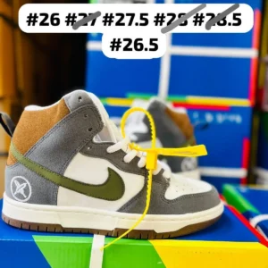 Tenis Nike Dunk bota bordado blancos con gris y detalles en verde y cafe calidad espejo