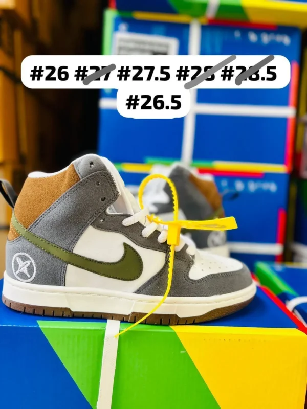 Tenis Nike Dunk bota bordado blancos con gris y detalles en verde y cafe calidad espejo