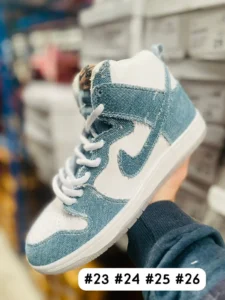 Tenis Nike High Dunk blancos con azul estilo mesclilla