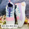 Tenis Puma Air blancos con morado y detalles en rosa y azul