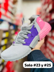 Tenis Puma Hybrid gris con rosa y morado