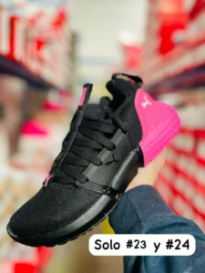 Tenis Puma Hybrid negros con rosa