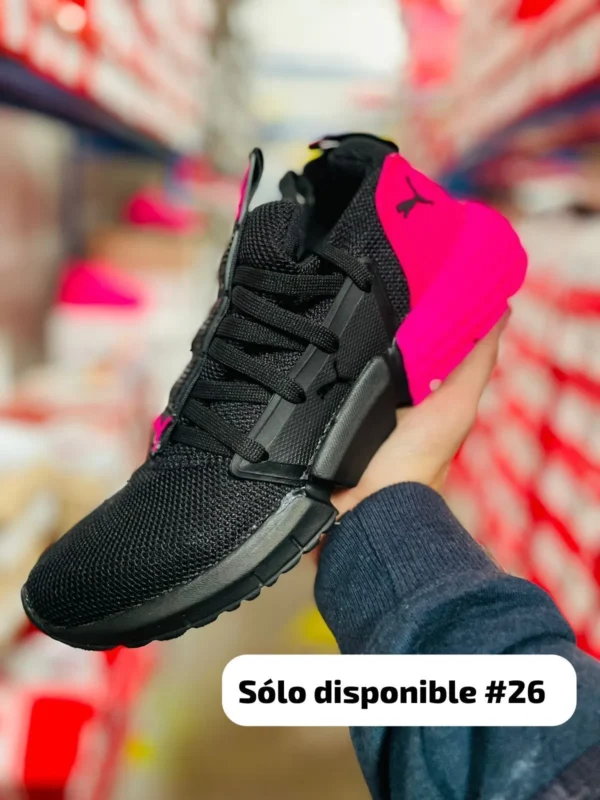 Tenis Puma Hybrid negros con rosa fushia