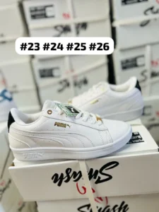 Tenis Puma Smash blancos con detalles en dorado