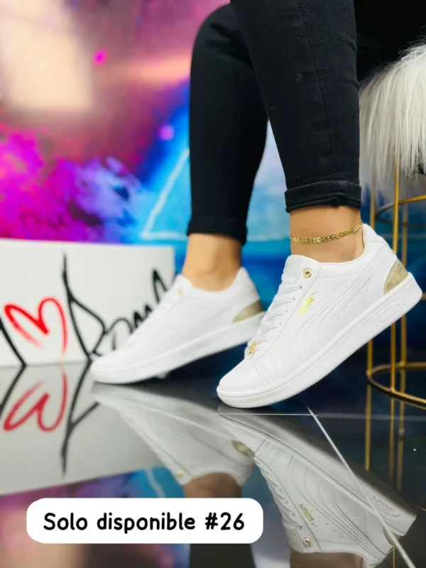 Tenis Puma Smash blancos detalles en dorado