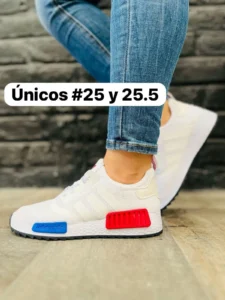 Tenis adidas nomada blanco con rojo y azul