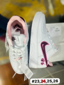 Tenis afi premium corazon blancos con rosa y guindo