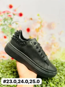Tenis alexander mcqueen negros con detalles de piedras negros