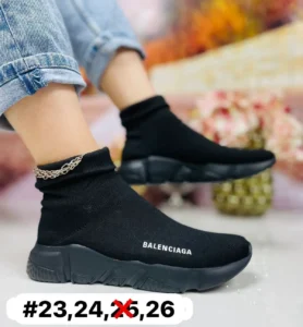 Tenis balenciaga negros con letras blancas en tela