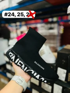 Tenis balenciaga negros con suela letras blancas y detalle fushia