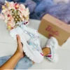 Tenis barbie plataforma blancos con gris metalico